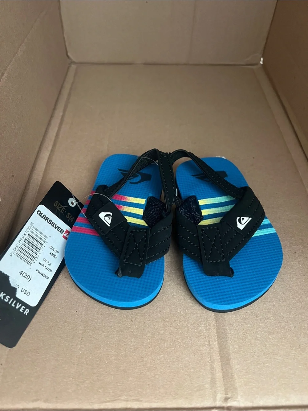 NWT Boys quicksilver flip flops with strap size 4. Non smoking home